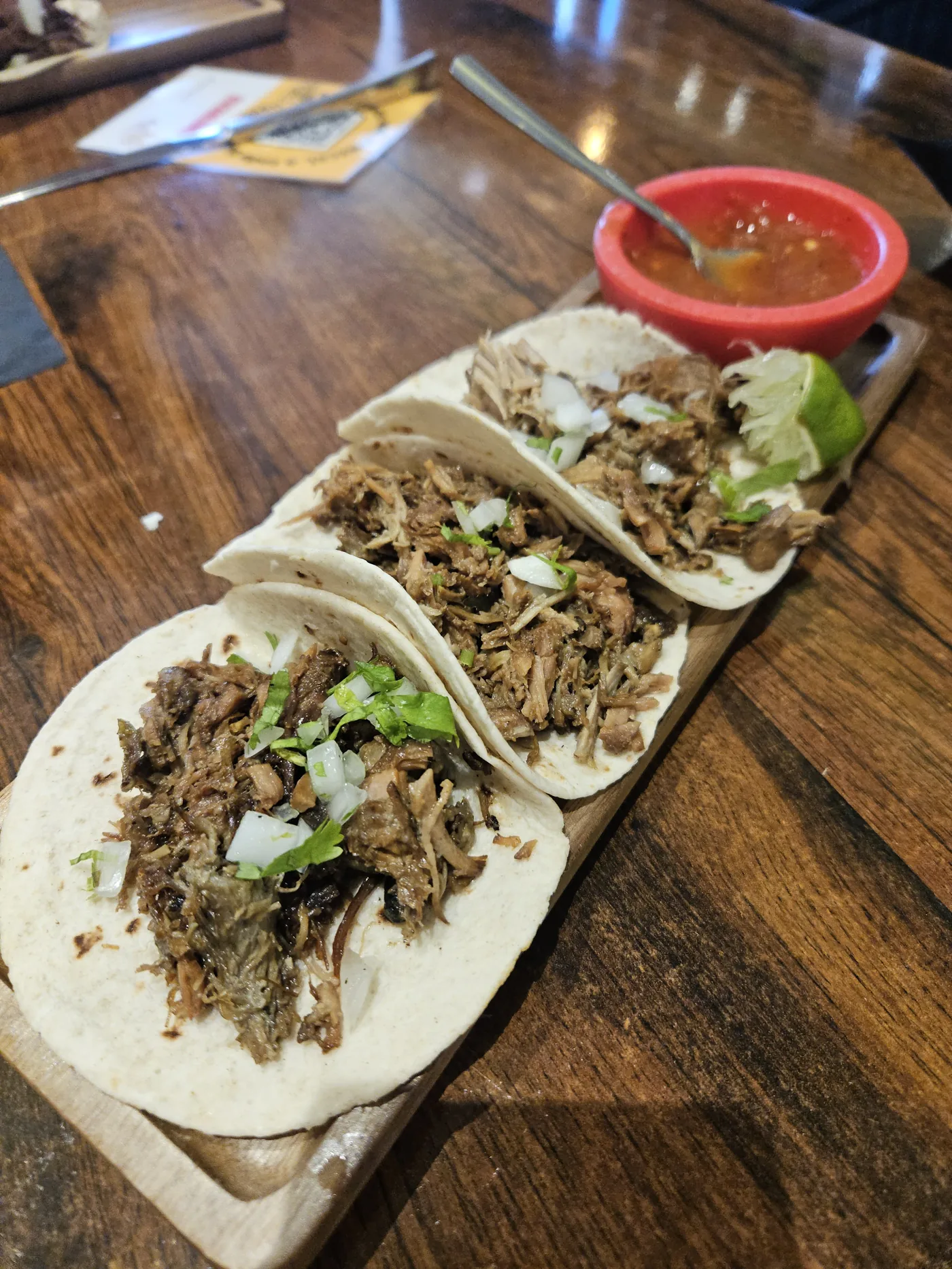 Carnitas tacos platter at Che Taco Valencia